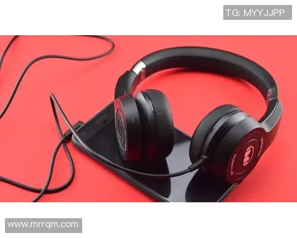 足球明星专用耳机揭秘助力训练与比赛提升表现的秘密装备 足球明星专用耳机揭秘助力训练与比赛提升表现的秘密装备