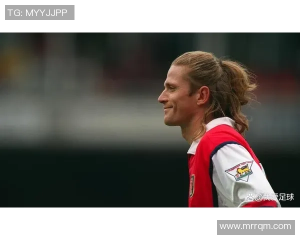 高个子绑辫子足球明星的传奇故事与赛场风采解析 高个子绑辫子足球明星的传奇故事与赛场风采解析