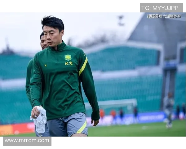 日本足球明星加盟中国联赛引发球迷热议与期待